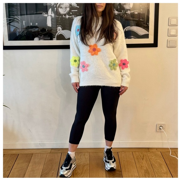 57 POSH LIVE PARIS FABULOUS FLOWER SWEATER - Picture 4 of 6